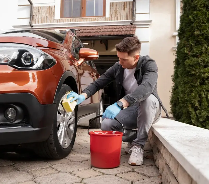 Lavage auto à domicile Saint-Lumine-de-Clisson : professionnel intervenant sur un véhicule